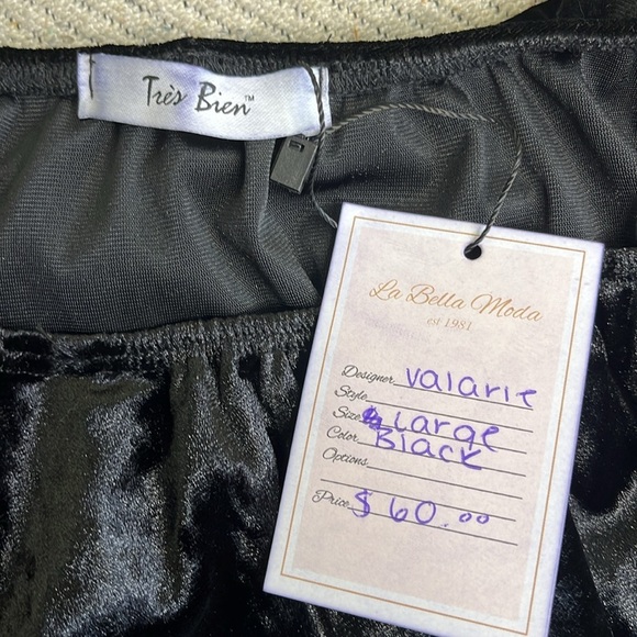 Tres Bien Elegant Black Velvet Mini off the shoulder Dress - Picture 10 of 14